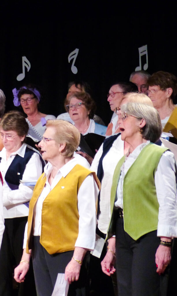 Des femmes choristes de la chorale Divate Mélodie sur scène. 
